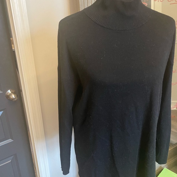 Vince Camuto Comfy Sophisticated Flattering Black Turtle neck Tunic sweater.  M - Picture 6 of 6